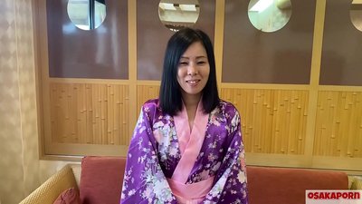 Një grua japoneze 41-vjeçare tradhton burrin e saj dhe djemtë bëjnë seks për para. Kurvës aziatike i pëlqen seksi me pidhi me qime të zeza, tatuazhet dhe blowjobs. qeni në këmbë masturbuese IFOM OSAKAPORN
